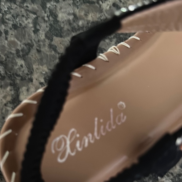 Kinlida Embellished Black and Tan Sandals NWOT 9 - Picture 2 of 10
